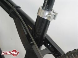 La jonction des haubans sur le tube supérieur, notez le tube de selle dont le diamètre est...respectable !